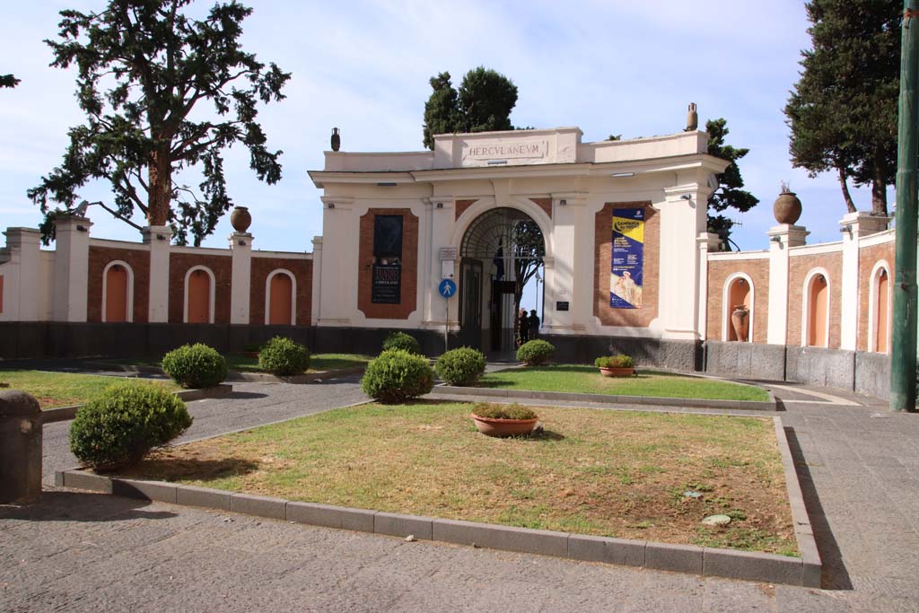 Herculaneum. Old entrance building on south side of Corso Resina. September 2019.
Photo courtesy of Klaus Heese.
According to Camardo and Notomista, Maiuri decided to reorganise the entrance to the excavations.
In 1930 this monumental entrance was built, which would contain the ticket office, the toilets, and an office for the guards.
This side, facing onto Corsa Resina, contained a series of niches in which it was envisaged would have contained copies of various statues from Herculaneum, however this was never realised.
See Camardo, D, and Notomista, M, eds. (2017). Ercolano: 1927-1961. L’impresa archeologico di Amedeo Maiuri e l’esperimento della citta museo. Rome, L’Erma di Bretschneider, (p.344).
